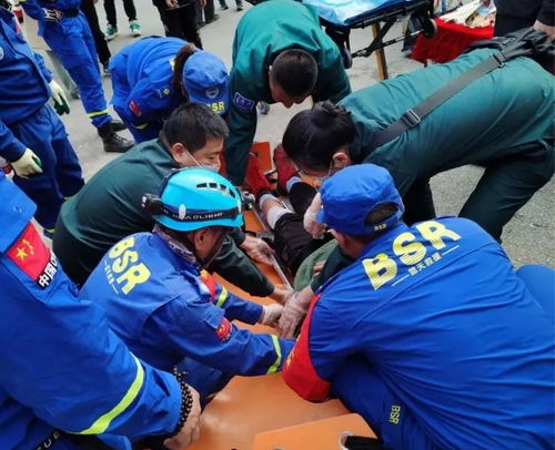 险峰显大爱 志愿者攀山越岭成功救援受伤少年